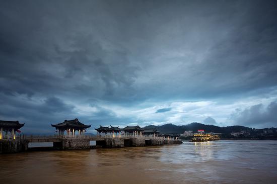 《雨后广济桥》  摄于广东潮州