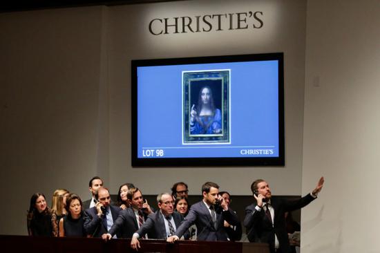 NEW YORK， NY – NOVEMBER 15： Agents speak on their phones with their clients while bidding on at the auction of Leonardo da Vinci‘s “Salvator Mundi” during the Post-War and Contemporary Art evening sale at Christie’s on November 15， 2017 in New York City。 The rediscovered masterpiece by the Renaissance master sells for an historic $450，312，500， obliterating the prevous world record for the most expensive work of art at auction。 （Photo by Eduardo Munoz Alvarez/Getty Images）
