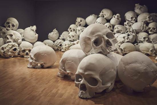 《Mass》作品照。Mass by Ron Mueck, 2017 on display at NGV Triennial at NGV International, 2017。Photo: Shaughn and John。图/维多利亚国家美术馆提供。