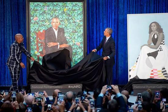 克辛代·威利与奥巴马共同为其肖像画揭幕。图片：Saul Loeb/AFP/Getty Images