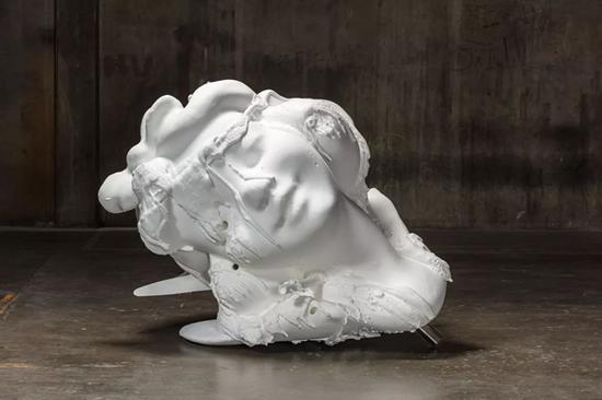 　　保罗·麦卡锡（Paul McCarthy），《白雪公主头》（White Snow Head），2012-13，硅树脂 玻璃纤维 钢，独版 ，144.8 x 165.1 x 147.3 厘米 / 57 x 65 x 58 英寸。图片：豪瑟沃斯