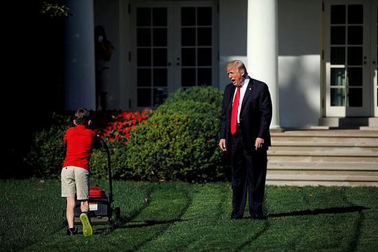 当地时间2017年9月15日，美国华盛顿，美国总统特朗普邀请11岁的小男孩Frank Giaccio一起修剪白宫草坪。Frank Giaccio曾经写信给特朗普，拜托总统允许他修剪白宫的草坪，如今他的梦想成真了。