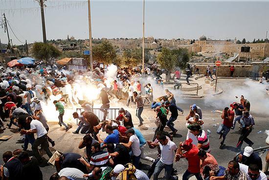 当地时间2017年7月21日，耶路撒冷，以色列警方用催泪瓦斯驱逐巴勒斯坦示威民众。