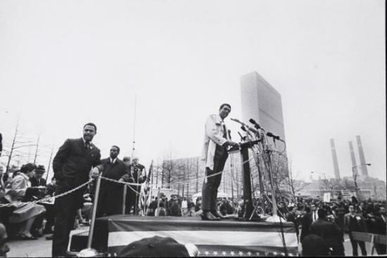 Stokely Carmichael在联合国外的一次反战游行， 纽约时报，1967年