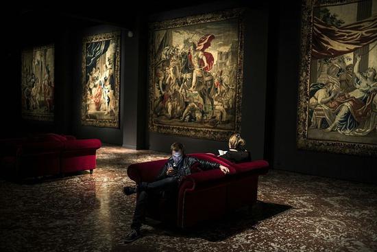 挤入新的空间：法国里昂纺织博物馆（Musee des Tissus）内的观众。图片：courtesy Jeff Pachoud/AFP/Getty Images