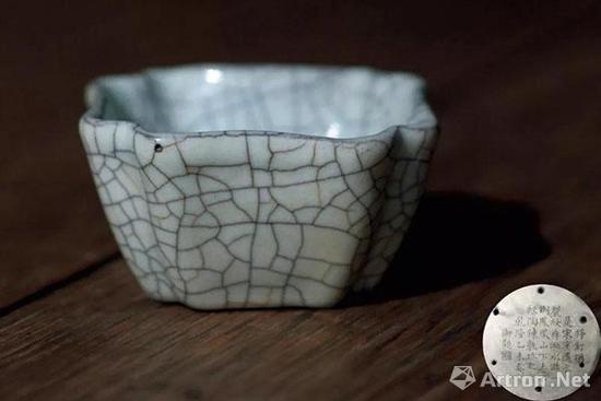 元 哥窑倭角方洗(“沐文堂”旧藏) 宽7.2cm 成交价RMB26,450,000 北京保利 2017.12.18