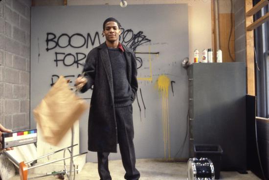摄影师Edo Bertoglio，让-米歇尔·巴斯奎亚出演其电影《市中心，81年》的截图。图片：?New York Beat Film LLC，By permission of The Estate of Jean-Michel Basquiat，Licensed by Artestar，New York，Photo：Edo Bertoglio