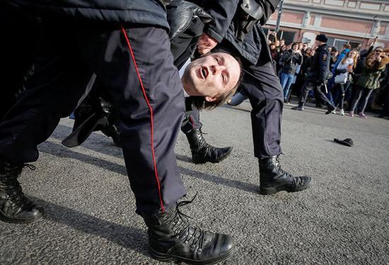 当地时间2017年3月26日，俄罗斯莫斯科，警方逮捕一名反对派支持者。
