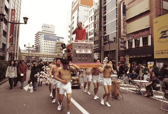 “银座漫步艺术”，宇治野宗辉，行为表演，1993 年，摄影：中村政人，图片来源：中间美术馆