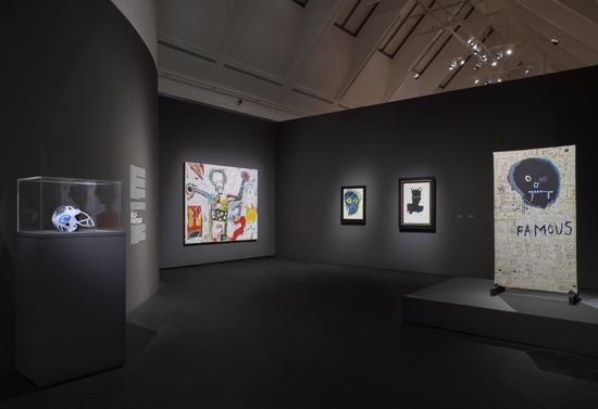 “巴斯奎亚：真正的轰动&quot;展览现场。图片：©Schirn Kunsthalle Frankfurt （2018）；Norbert Miguletz，Artworks：©VG Bild-Kunst Bonn，2018 &amp; The Estate of Jean-Michel Basquiat，Licensed by Artestar，New York