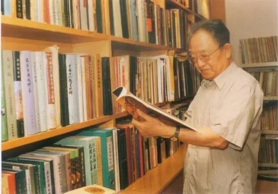 2001年,宿白先生在家中书房