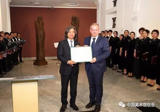 邦达里部长向吴为山馆长颁发了“白俄罗斯中国文化交流杰出贡献”证书