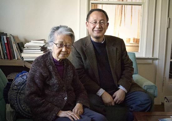 图14 张充和与白谦慎 2012年