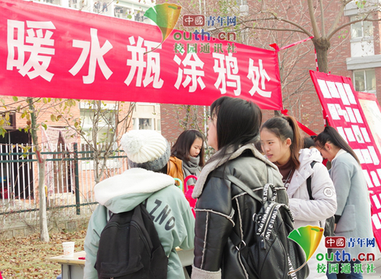 图为暖水瓶涂鸦场地。中国青年网通讯员 李炯炯 摄