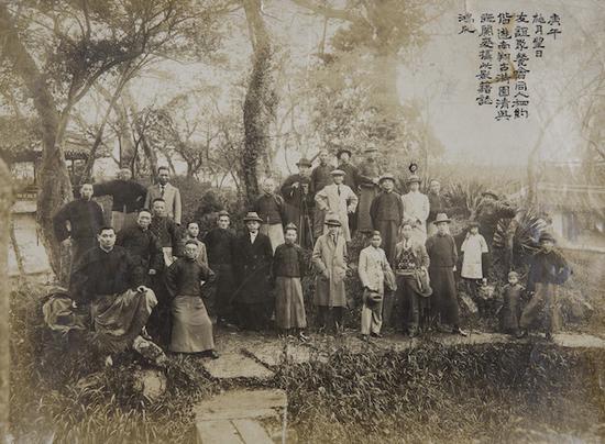 1930年4月13日，友谊聚餐会同人游南翔古猗园合影。