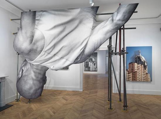 JR的作品giants视图 — 身体 | 摄影：ken adlard，图片由艺术家和lazinc提供