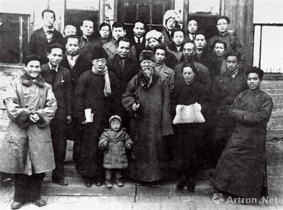 1946年，徐悲鸿与北平美术作家协会同仁合影，协会中大部分为国立北平艺专教师