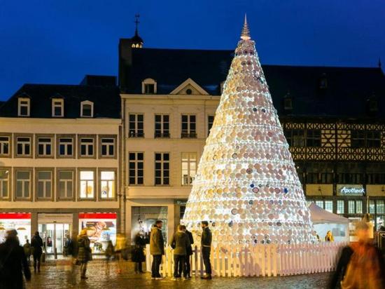 位于比利时哈瑟尔特市的“瓷圣诞树”