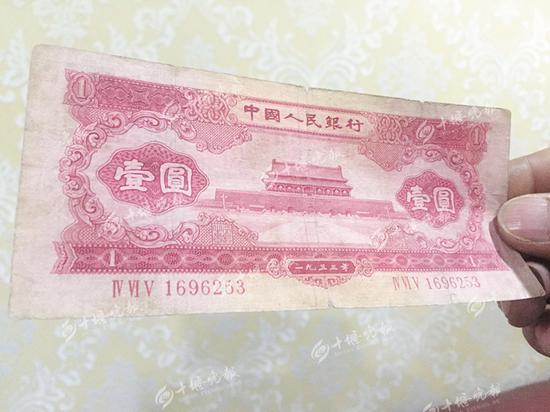 江波收藏的中国人民银行第二套人民币1953年版红色壹圆。