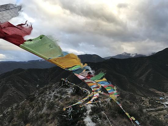 10月13日，刘杰文爬了两个小时到山上寻找陨石，从山上往下看，山势陡峭。