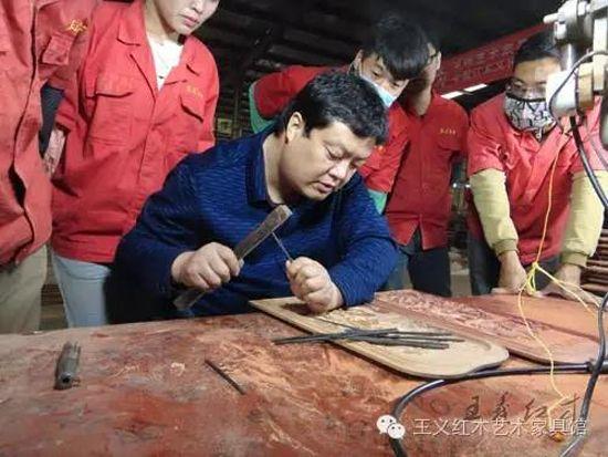 (工艺美术大师王义先生在言传身教传授雕刻技法)