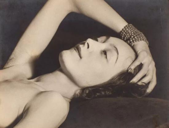 努什·艾吕雅，1928 by Man Ray