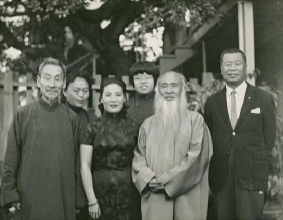 邱氏家族与郎静山先生及张大千先生合影Lang Jingshan， Joan Chew， Xu Wenbo， Frances Chew， Zhang Daqian and Thomas Chew