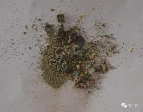 当年盖子掉在地上后,我将其残渣包了起来,保存至今