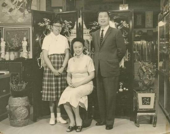 邱氏家族于旧金山开设的中国贸易公司合照 Frances Chew， Joan Chew and Thomas Chew at China Commerce Co。， San Francisco