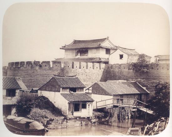 1867年，嘉定城西门城墙，亨利·查尔斯·坎米奇拍摄