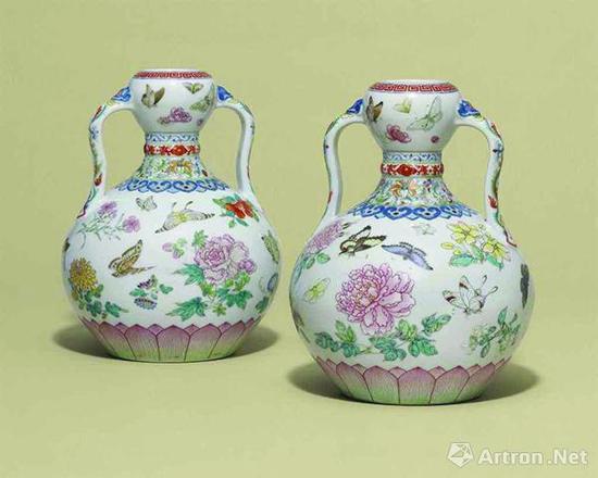 乾隆御制粉彩花蝶纹如意耳葫芦尊,成交价1472.5万英镑