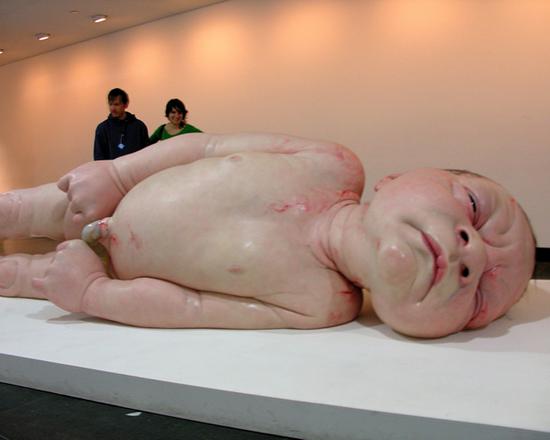 Ron Mueck作品《Baby》。photo by annulla。图/flickr，by CC。