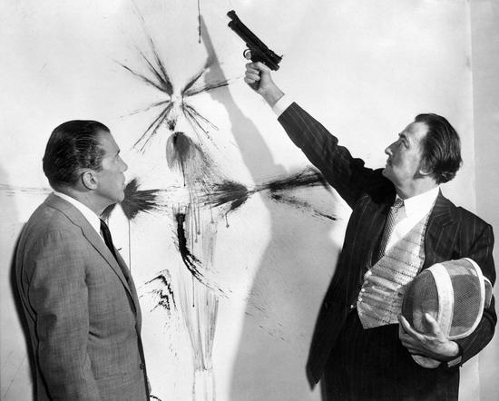 20世纪60年代的艺术家名人：电视主持人埃德·沙利文（Ed Sullivan，左）与萨尔瓦多·达利（Salvador Dali）展示如何用喷枪绘画。图片：courtesy AFP/GettyImages