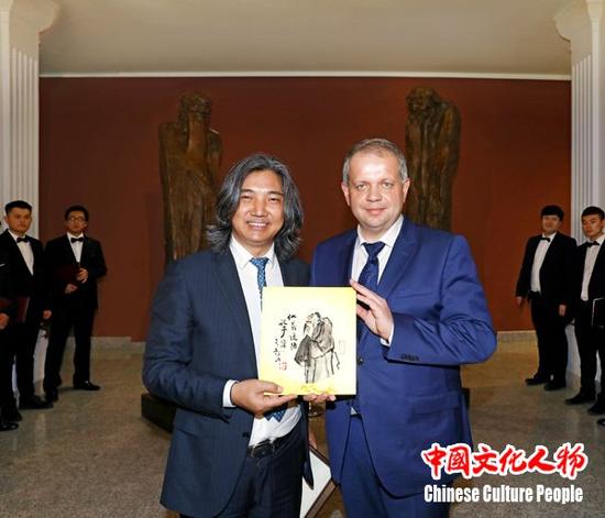 中国美术馆馆长、中国美术家协会副主席、著名雕塑家吴为山向白俄罗斯国家文化部部长邦达里赠送纪念品