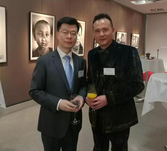 ▲ 中国驻苏黎世兼驻列支敦士登公国副总领事储开旻与威狮国际总裁陈齐杰