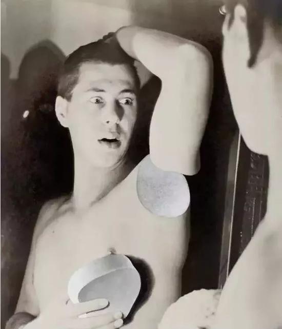自拍,1932 by Herbert Bayer