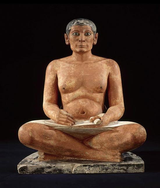 　　《书吏座像》（The Seated Scribe），古埃及第5王朝，前2600—前2350年，石灰石和雪花石膏，高53.7 厘米，巴黎卢浮宫博物馆