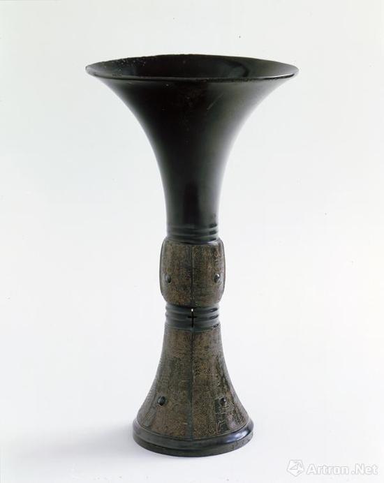 青铜器“觚”，公元前12世纪，26.5 x 15.6 cm，重约1.114千克
