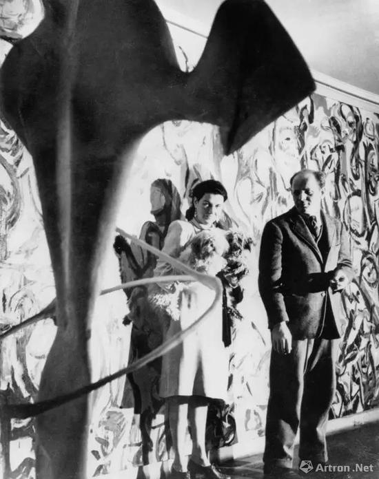 Peggy Guggenheim and Jackson Pollock in front of Mural(1943), New York, ca。 1946。 Photo: Gorge Karger