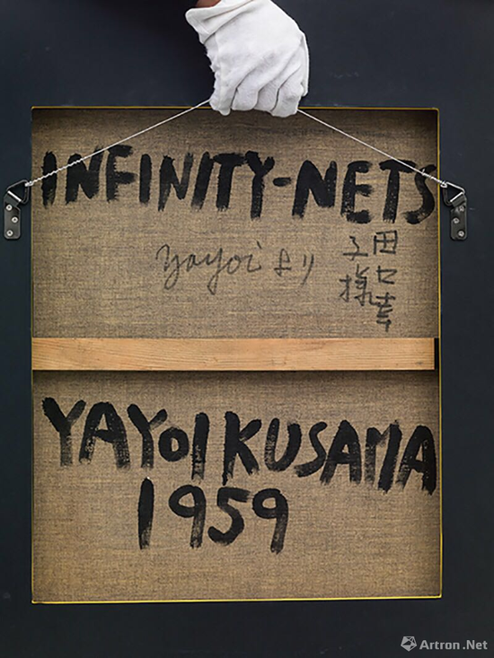 《INFINITY-NETS 1959》背面草间弥生亲笔写上“田口幸子样”