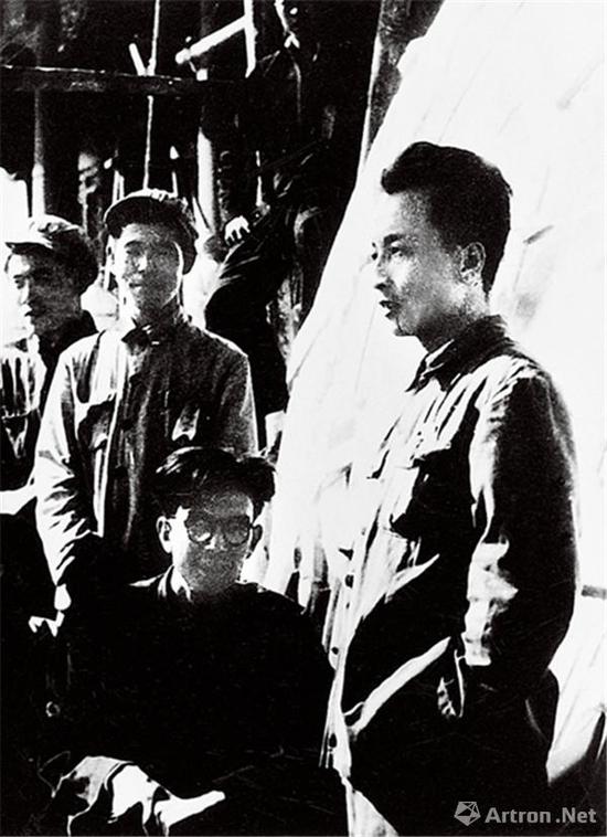 1950年国庆前，张仃（右一）率领工人在天安门城楼悬挂国徽