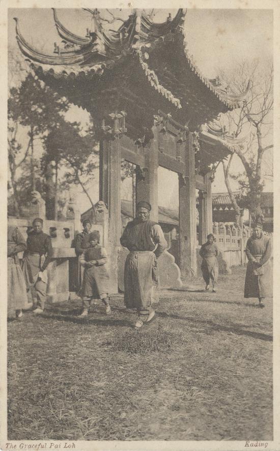 1900年代，孔庙仰高坊前，一群悠闲的人。别发洋行发行的明信片。