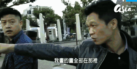 看着眼前这个小小的纪念品商店,赵小勇的笑容有些苦涩。