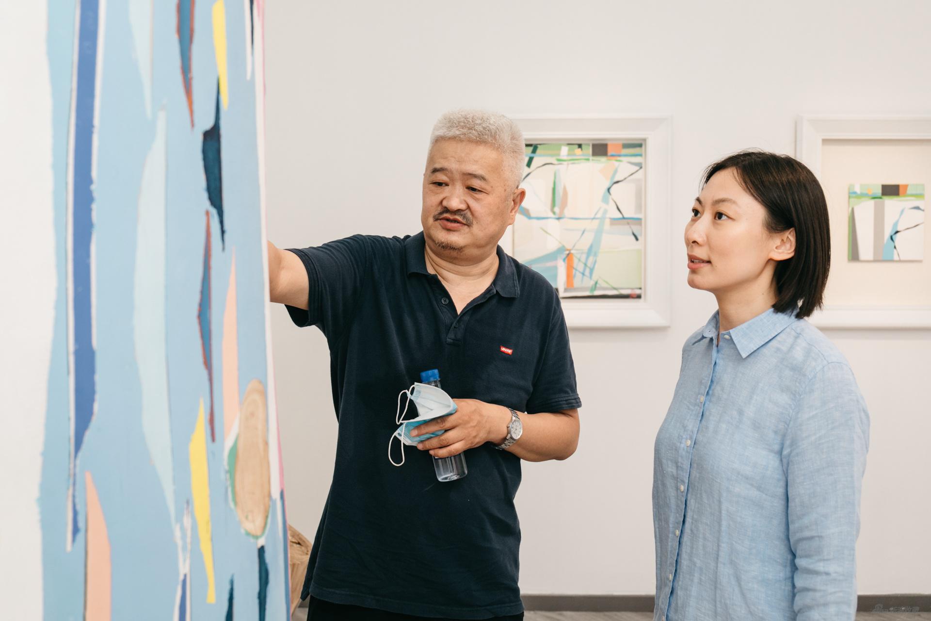 中央美术学院建筑学院教授、艺术家王兵（左）与艺术家李婧 