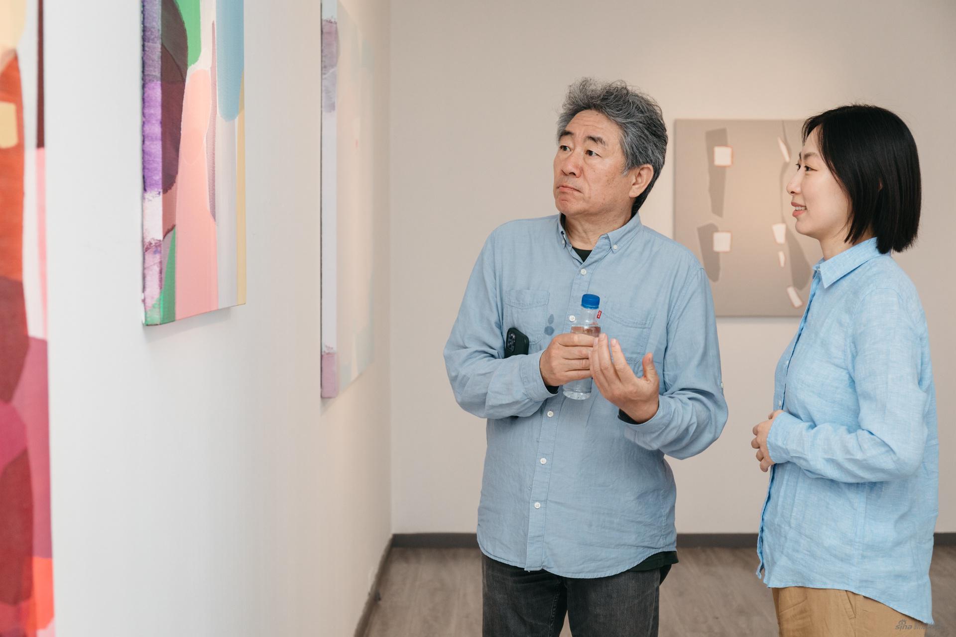 中国艺术研究院教授，本次展览学术主持谭平（左）艺术家李婧（右）