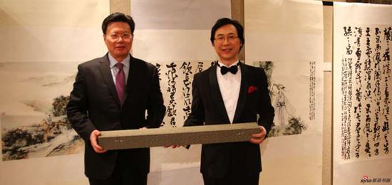 廖昌永向俞建华大使捐赠中国画作品(汪家芳作品)