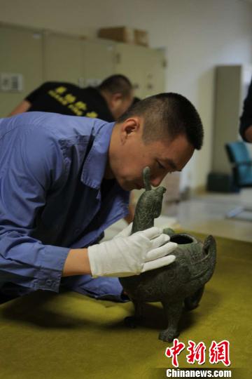 9日,在参加了为期10天的北京大学120周年校庆特展《寻真——北京大学考古教学与科研成果展》后,被誉为山西博物院“镇馆之宝”的晋侯鸟尊平安返回太原市,此次随晋侯鸟尊返回的还有其尾部象鼻本身残缺的残件。山西博物院供图