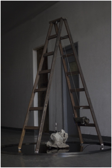 段官来,《空山石梦》,200 × 200 ×200cm ,梯子 太湖石 金属 墨水 电控设备, 2018年