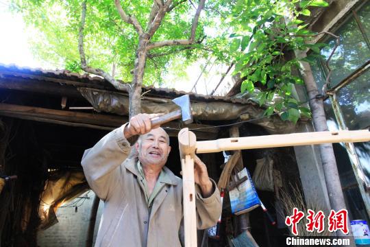 图为徐光祥展示榫卯结构组合方式。　郝学娟 摄