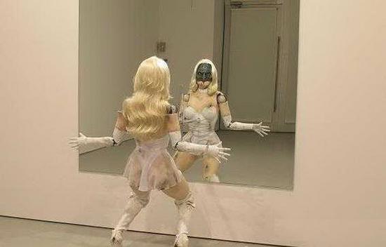 ▲ 艺术家Jordan Wolfson创造的“女性形象”（Female Figure）舞蹈机器人